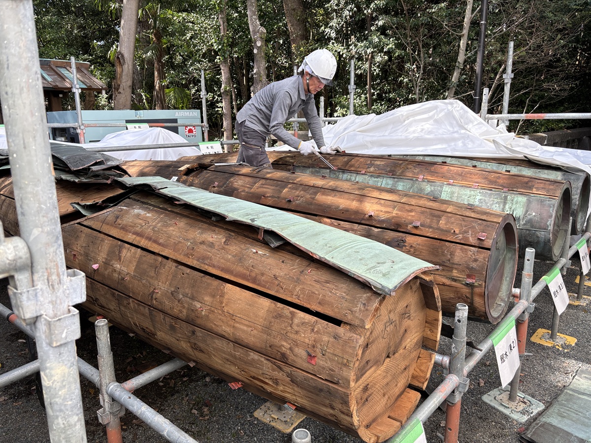 本殿　堅魚木銅板撤去