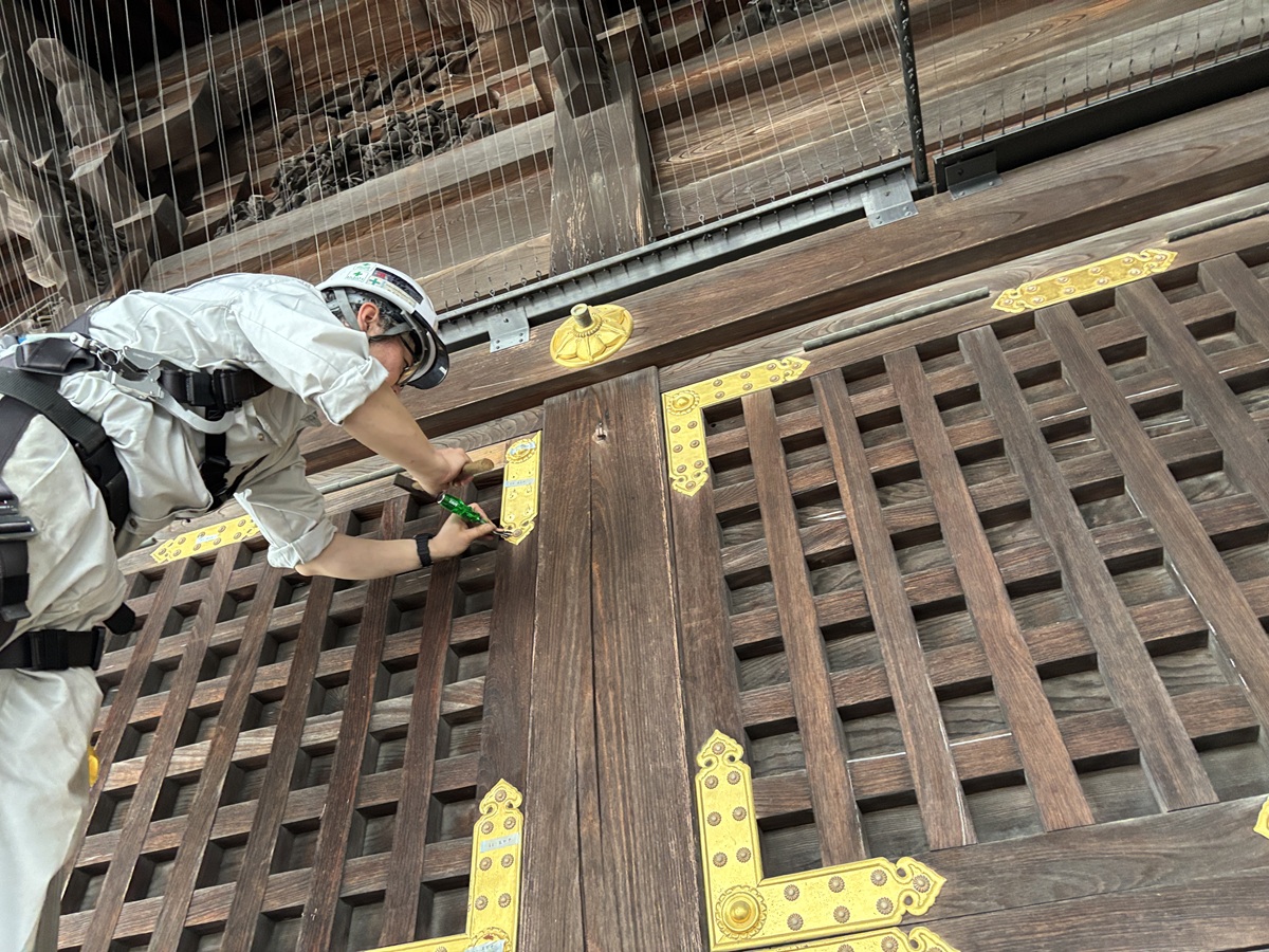 金具取り外し作業