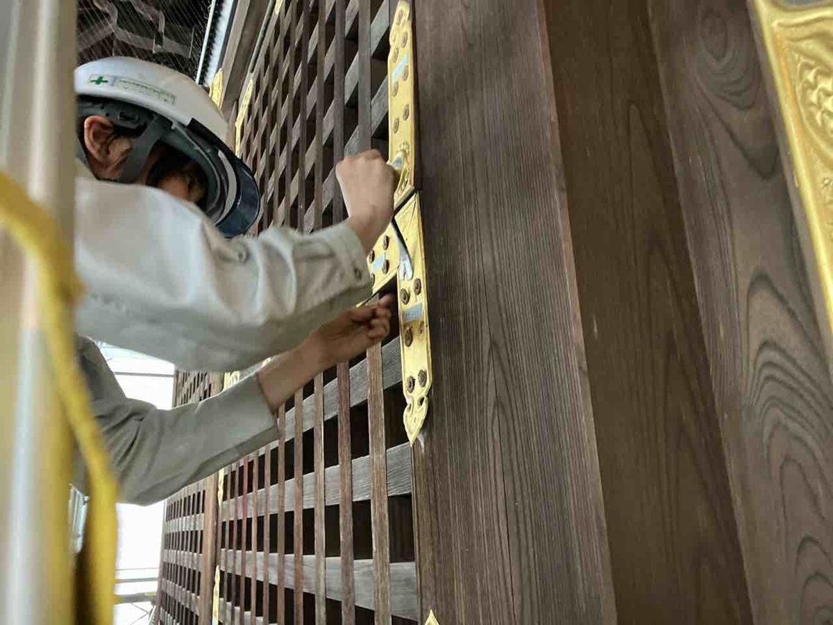 金具取り外し作業